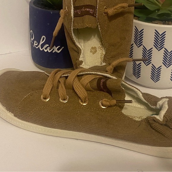 Tommy Bahamas Corduroy Sneakers - Picture 3 of 4